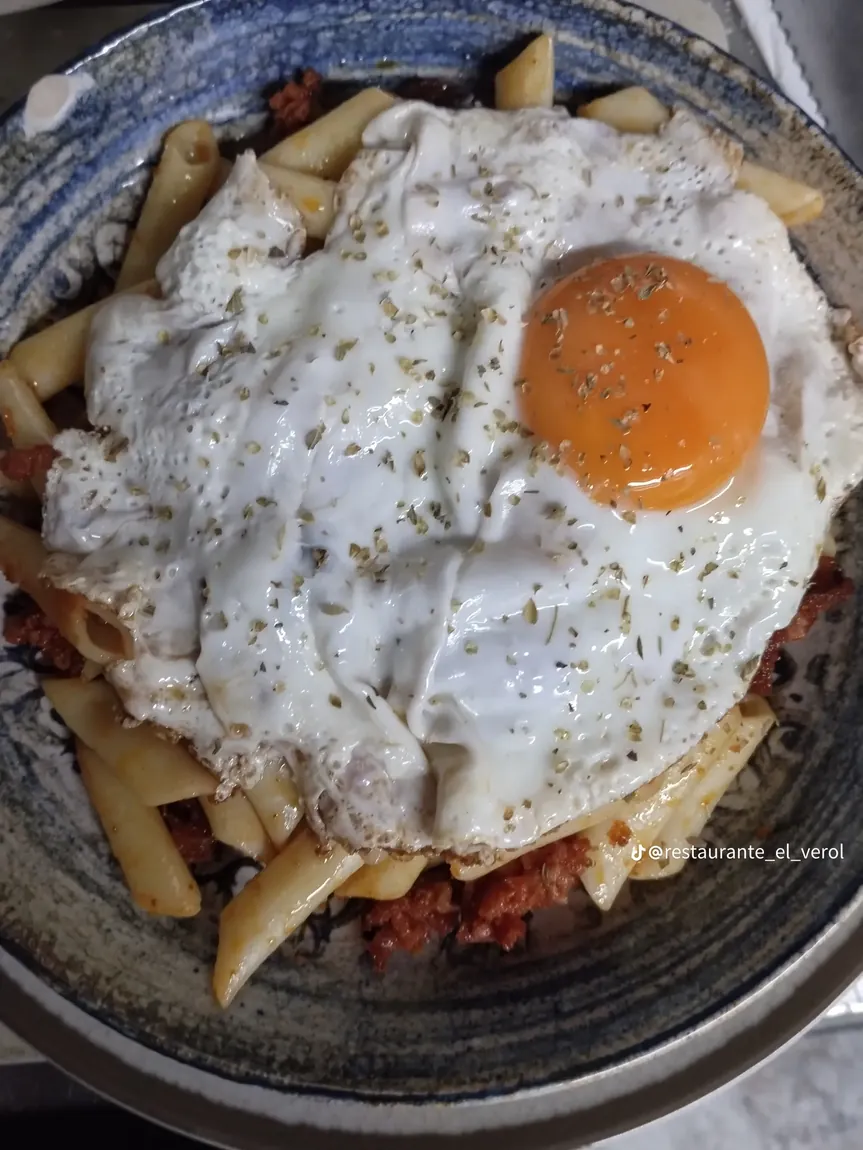Pasta con huevo a la plancha