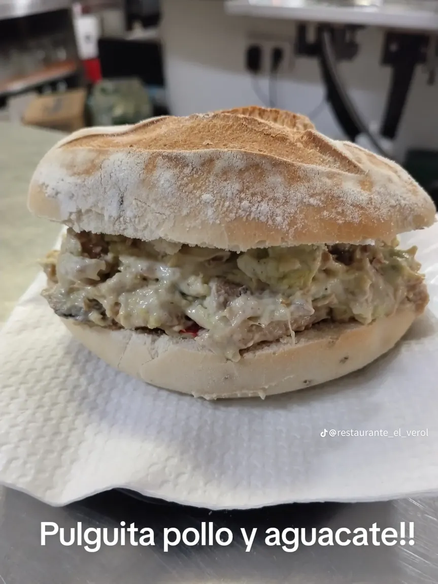 Pulguita de pollo y aguacate sobre una servilleta