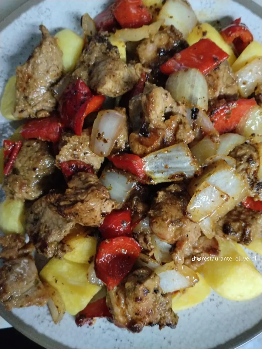 Carne salteada con pimientos, cebolla y papas